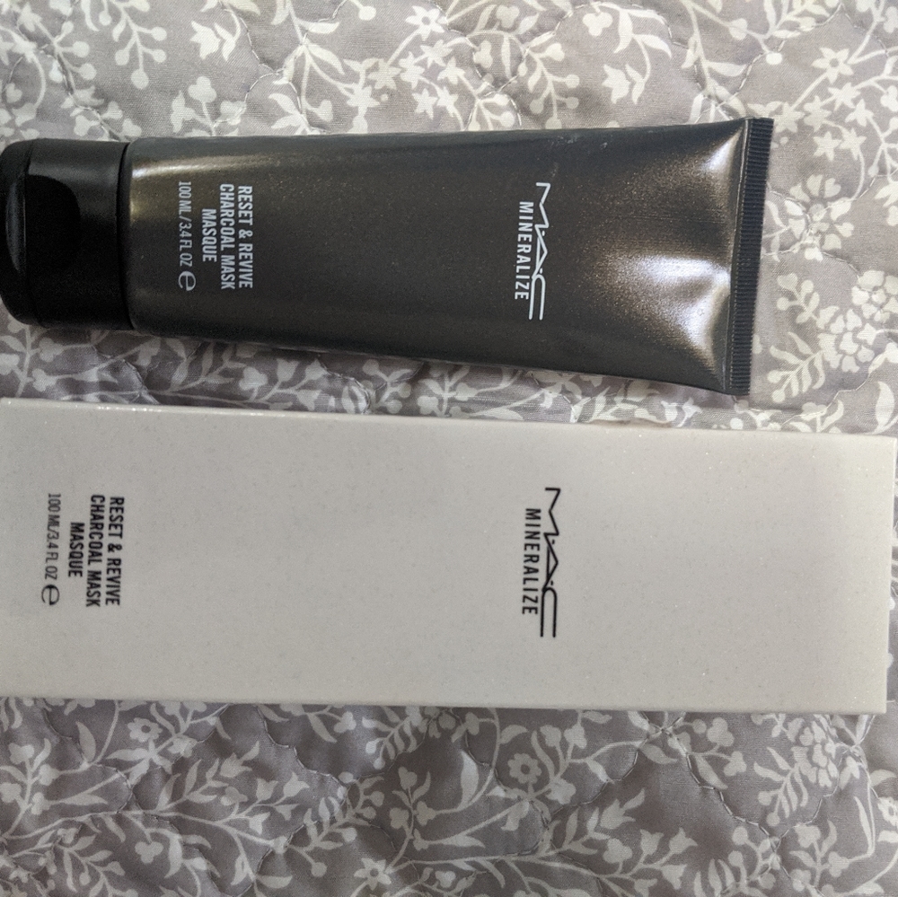 Mac charcoal mask